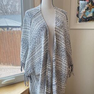 ❄️ Free People Silver and White Patterned Poncho ❄️